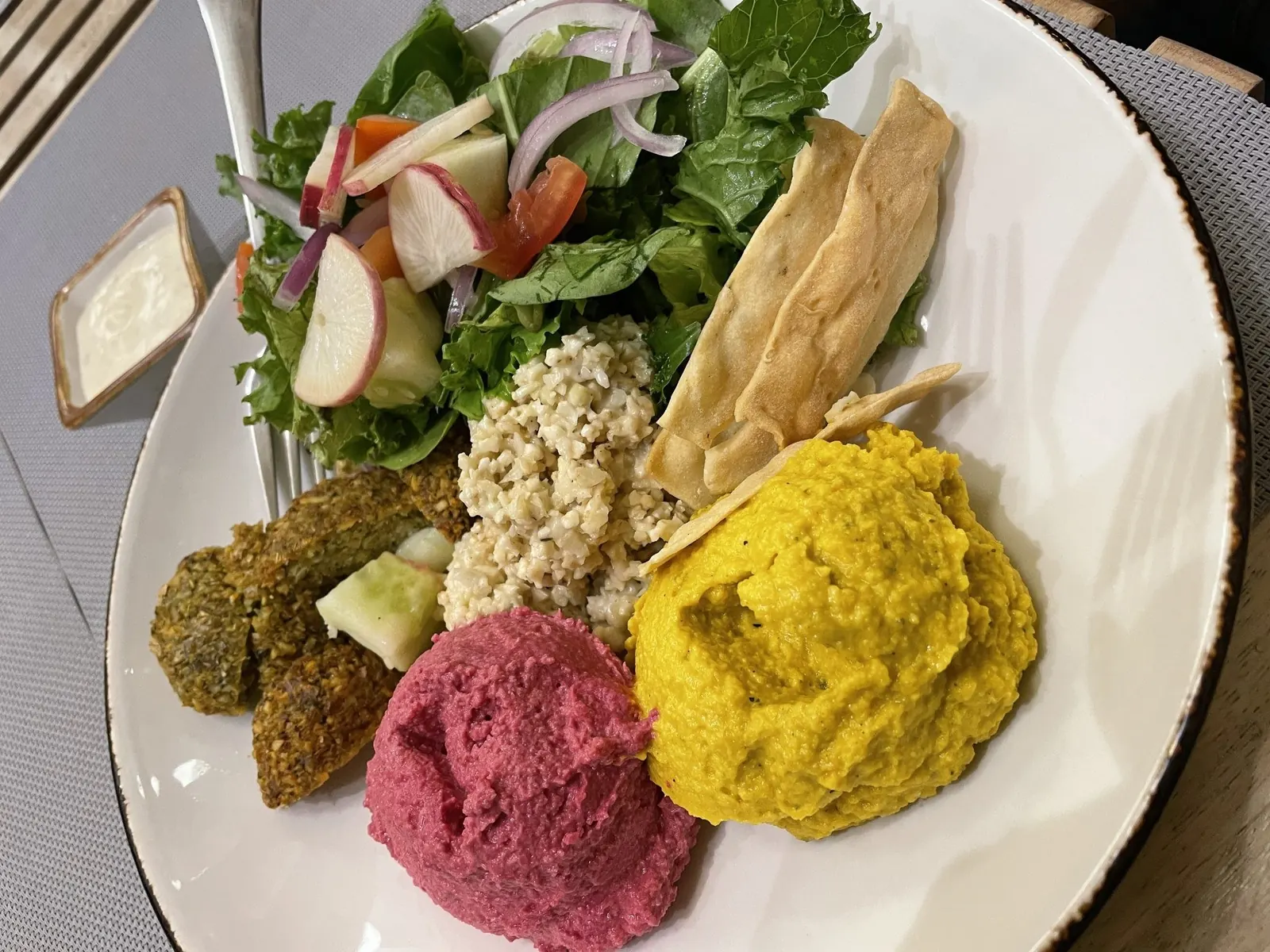 Prato com salada, grãos e pastas: alimentação equilibrada na consulta de nutrologia na Ilha do Governador